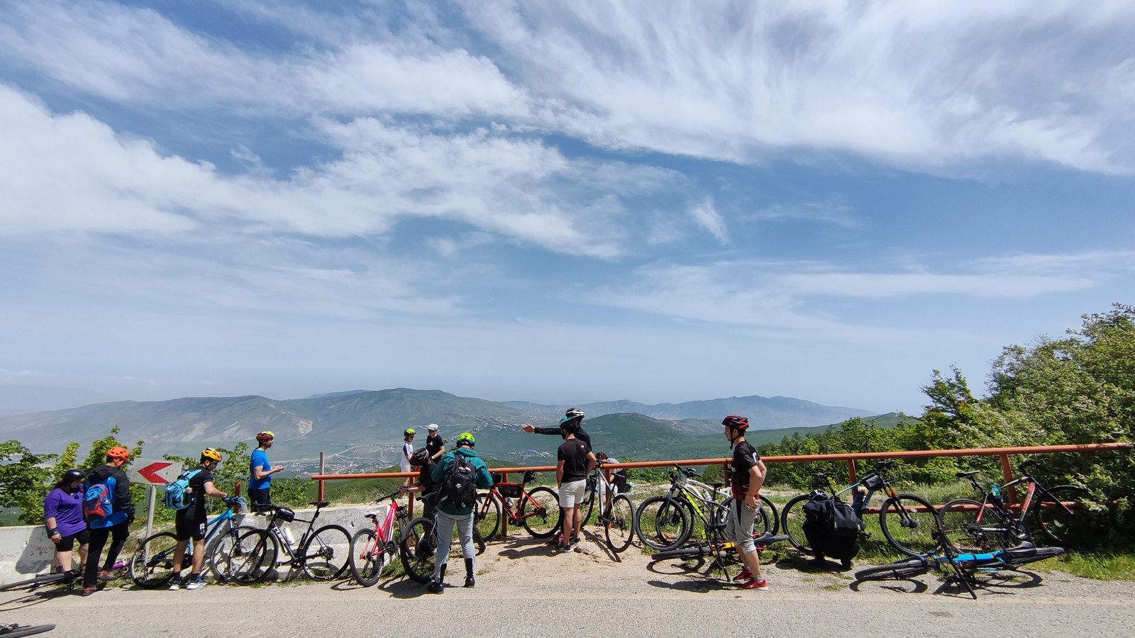 Mənzərə qarşısında Pedalchi velotur qrupu