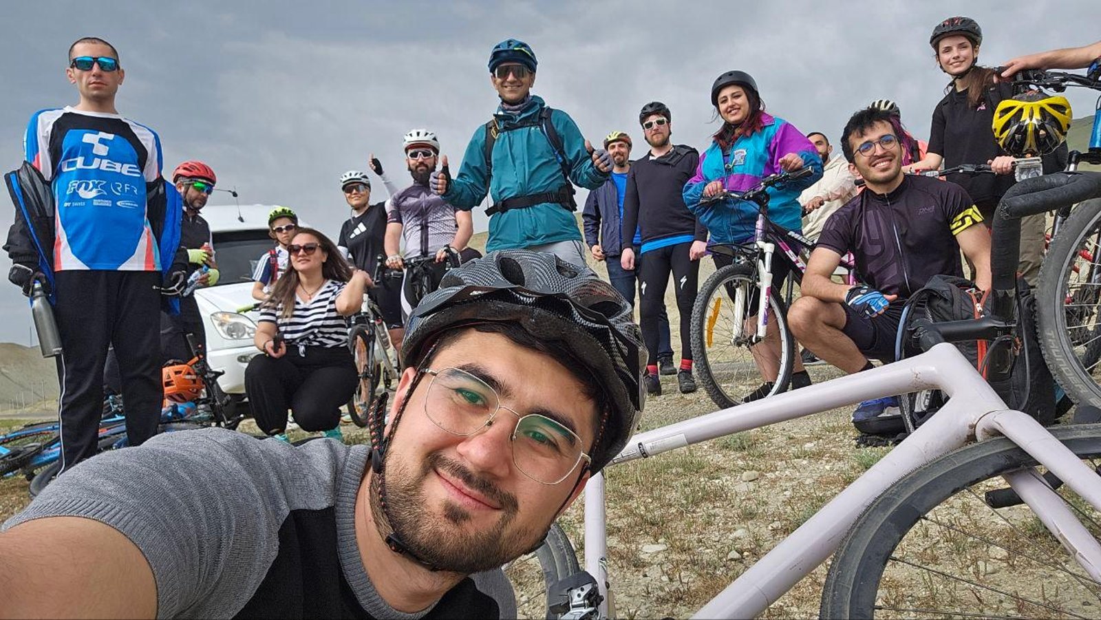 Pedalchi tur iştirakçılarının xoşbəxt selfisi